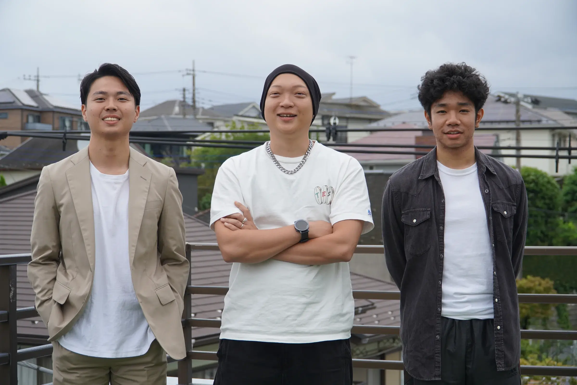 屋外に並ぶTamaTのメンバー